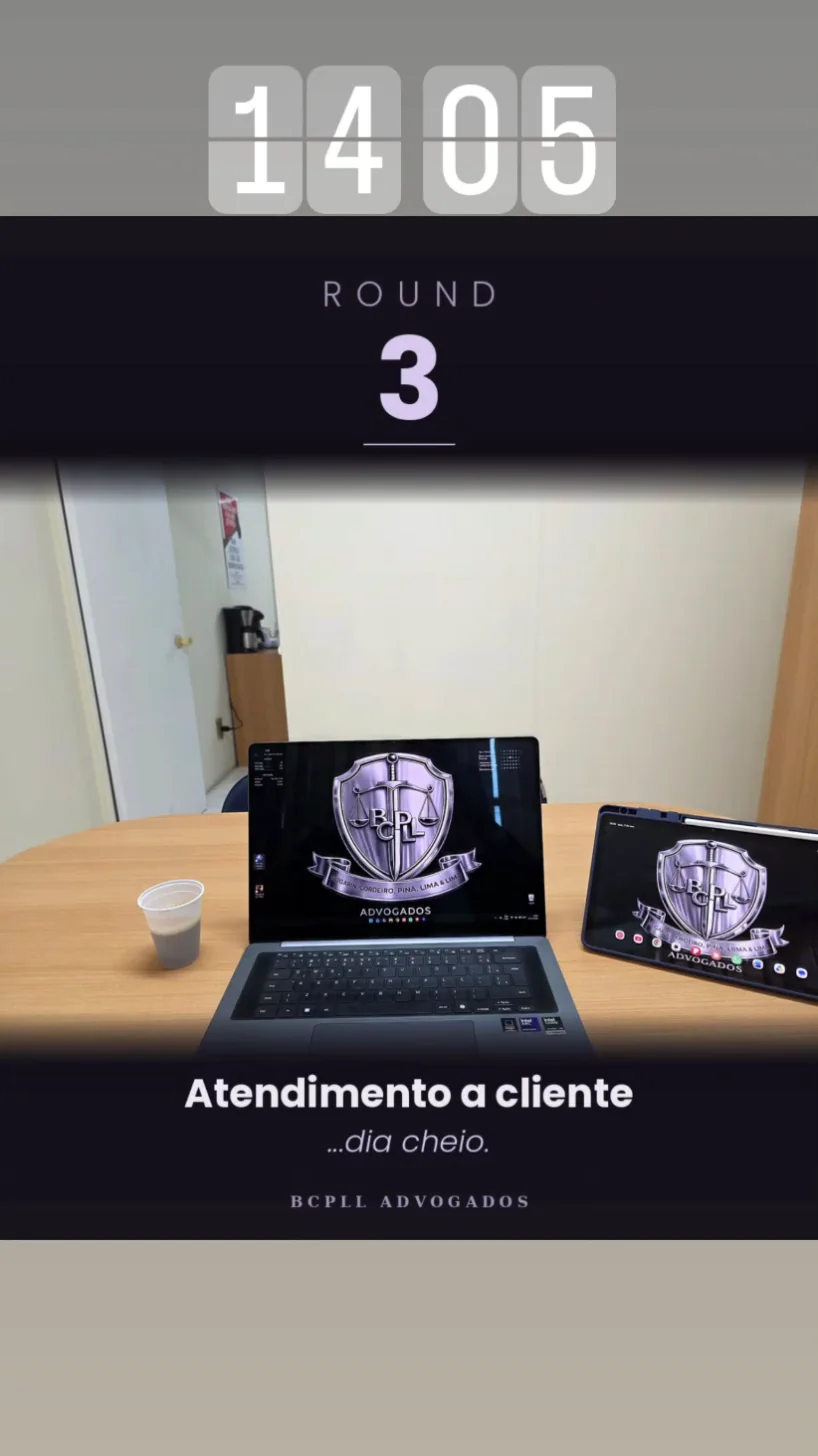 Mesa de atendimento com notebook e tablet