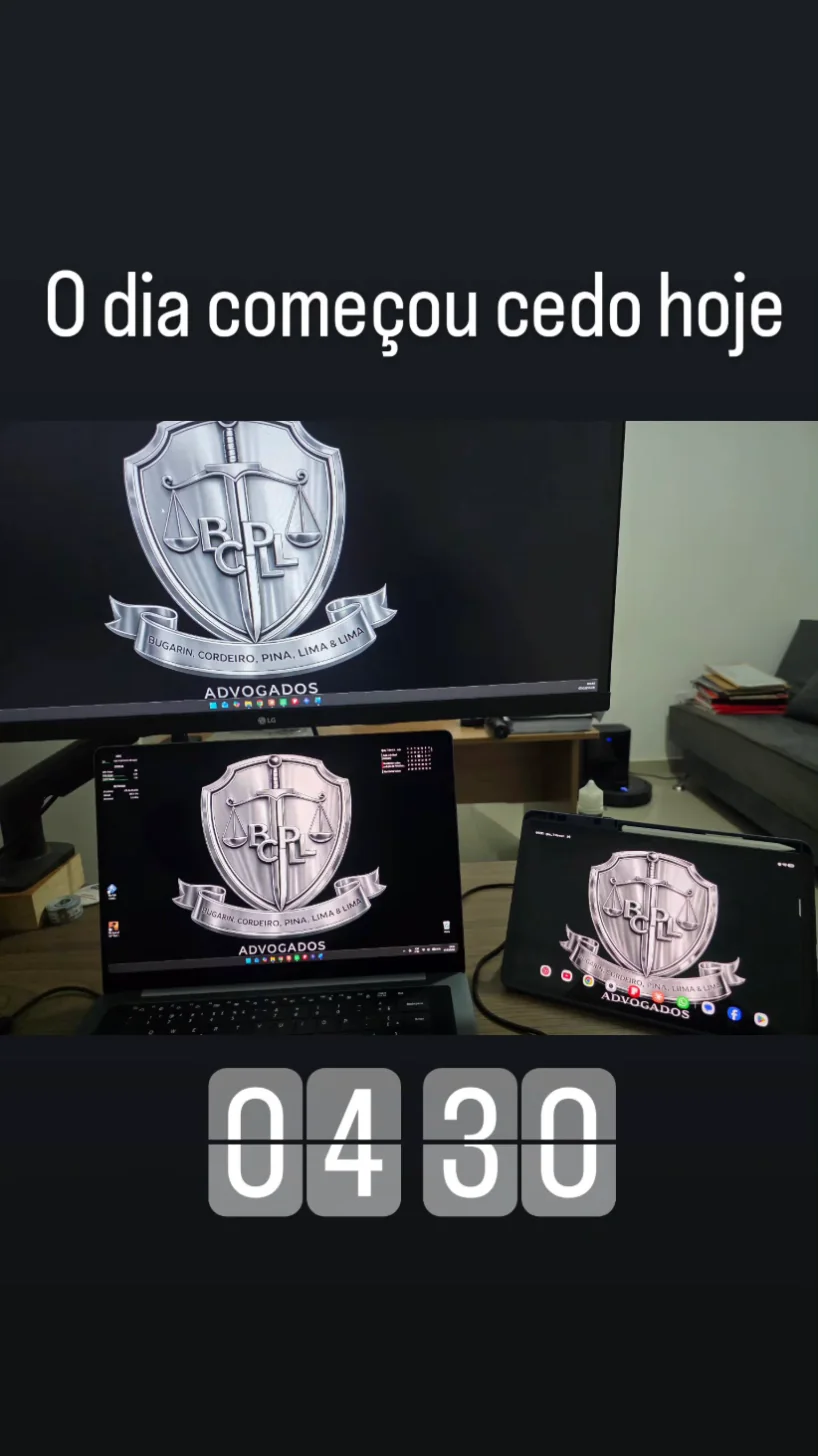 Monitor, notebook e tablet ligados de madrugada