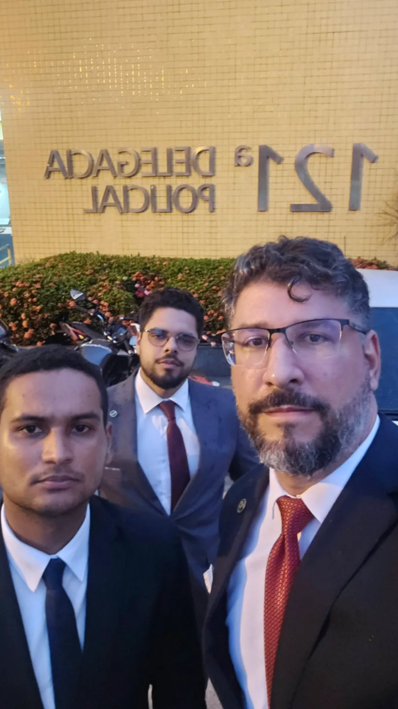 Alexandre com colegas em frente à 121ª Delegacia Policial