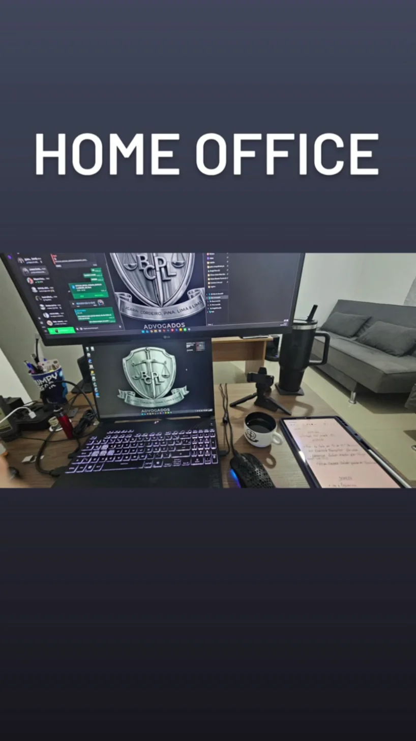 Mesa de home office com monitor e notebook